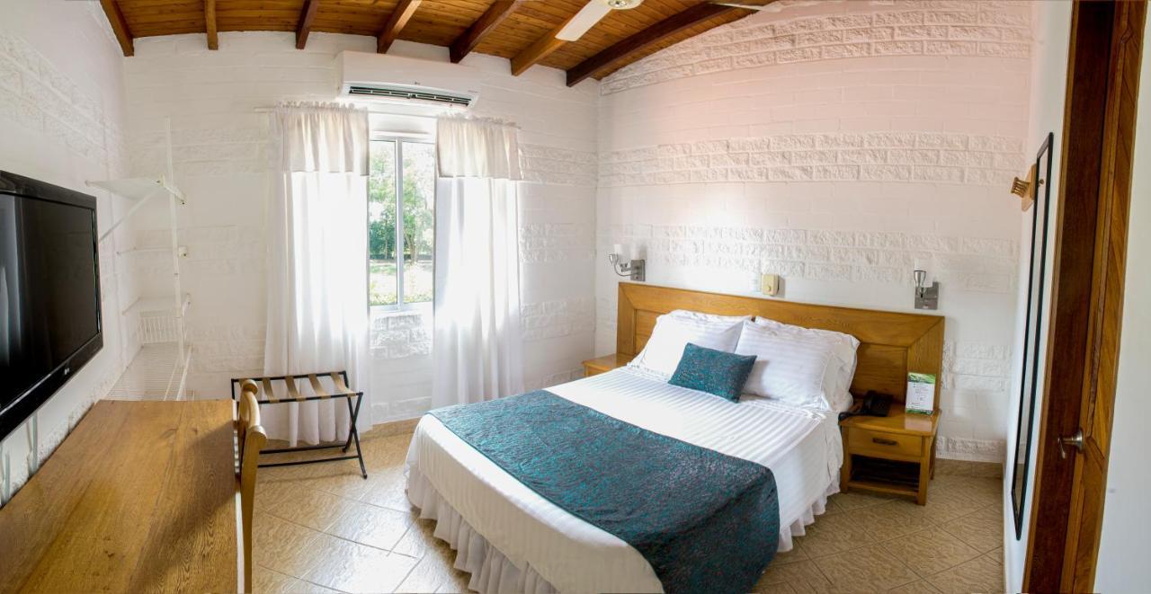 Hosteria Horizontes Caucasia Exterior foto